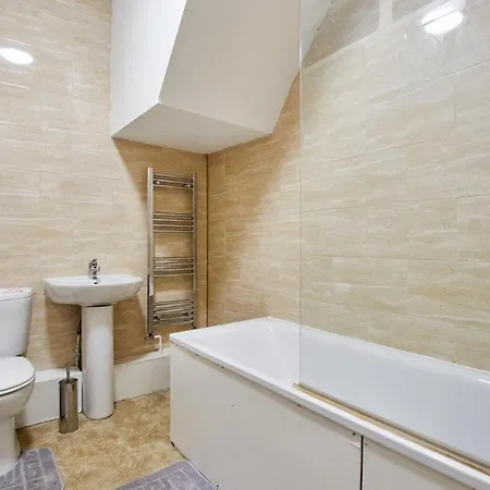 Stylish Large Duplex In Leeds - Sleeps 9 * Leeds (West Yorkshire)