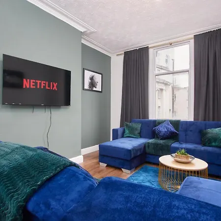 Stylish Large Duplex In Leeds - Sleeps 9 *