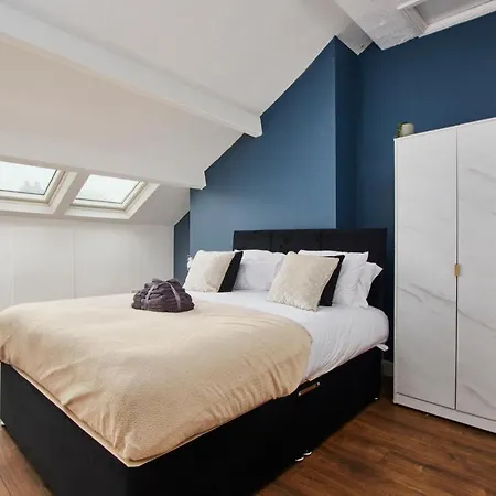 Apartment Stylish Large Duplex In Leeds - Sleeps 9