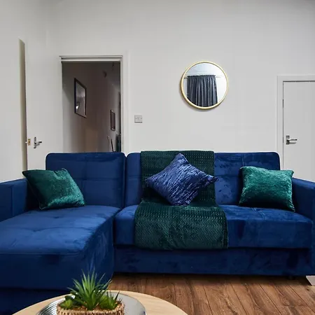 Stylish Large Duplex In Leeds - Sleeps 9