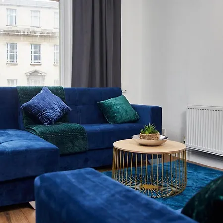 Stylish Large Duplex In Leeds - Sleeps 9 *