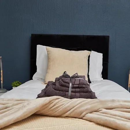 Stylish Large Duplex In Leeds - Sleeps 9