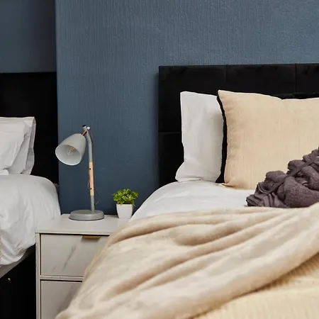 Stylish Large Duplex In Leeds - Sleeps 9