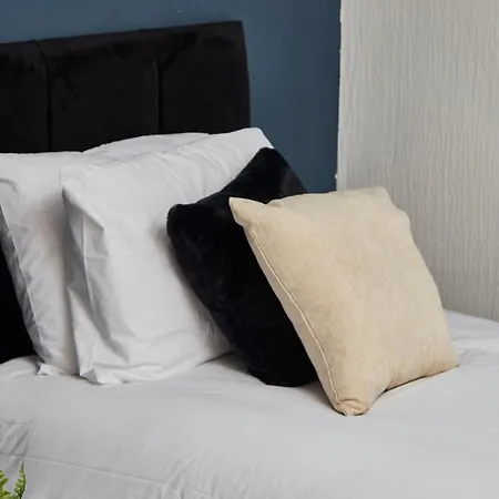Apartment Stylish Large Duplex In Leeds - Sleeps 9 *