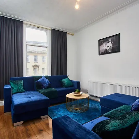 Stylish Large Duplex In Leeds - Sleeps 9 *